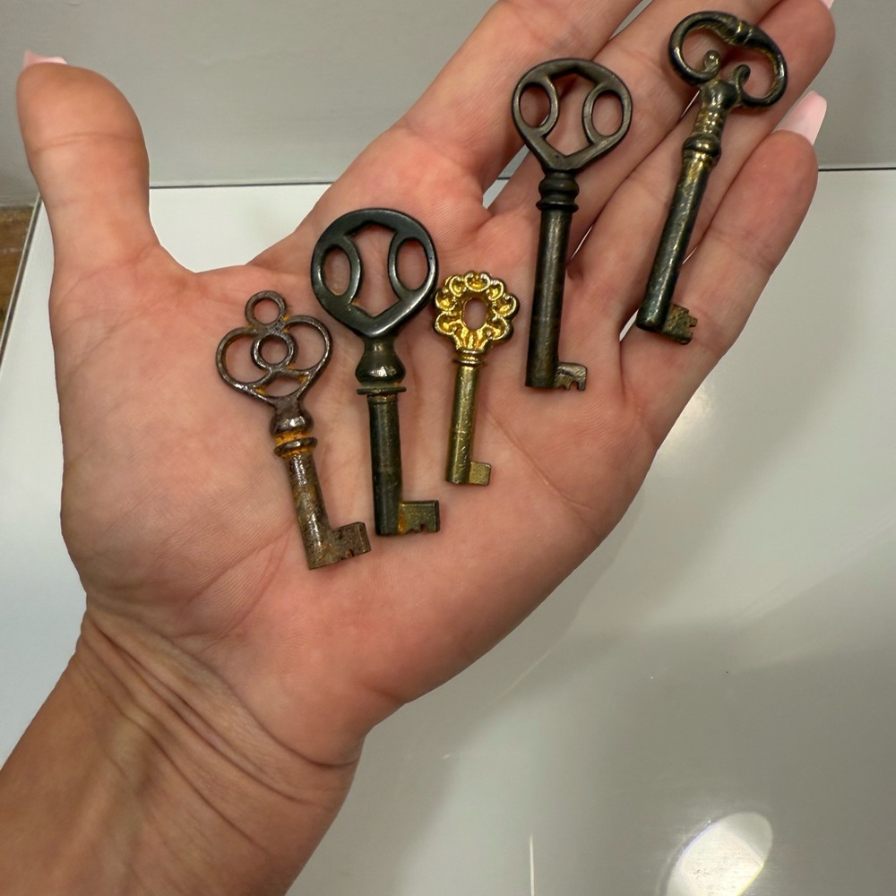 5 Vintage Antique skeleton Key Set lot Bronze Brass medium size